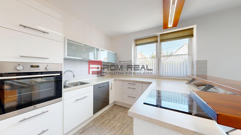 Na PREDAJ 5 izbový rodinný dom s bazénom Pezinok - Limbach