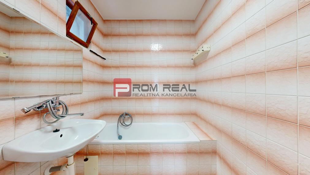 Na PREDAJ 5 izbový rodinný dom s bazénom Pezinok - Limbach