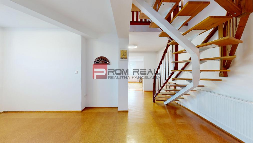 Na PREDAJ 5 izbový rodinný dom s bazénom Pezinok - Limbach