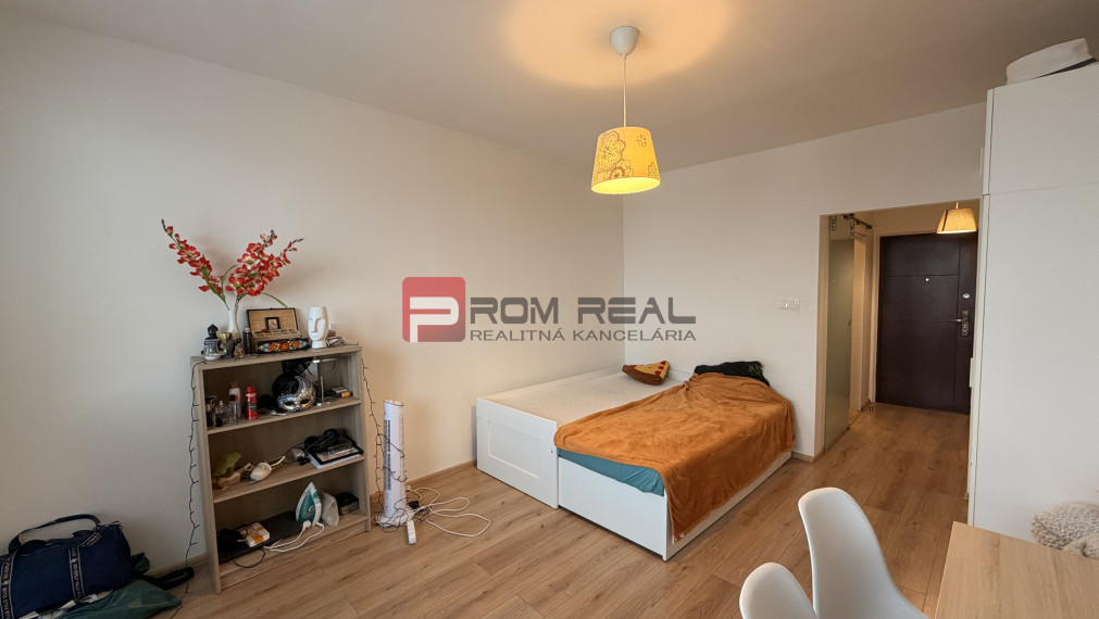 Prenájom kompletne zariadenej garsonky s loggiou – Rybničná, Vajnory