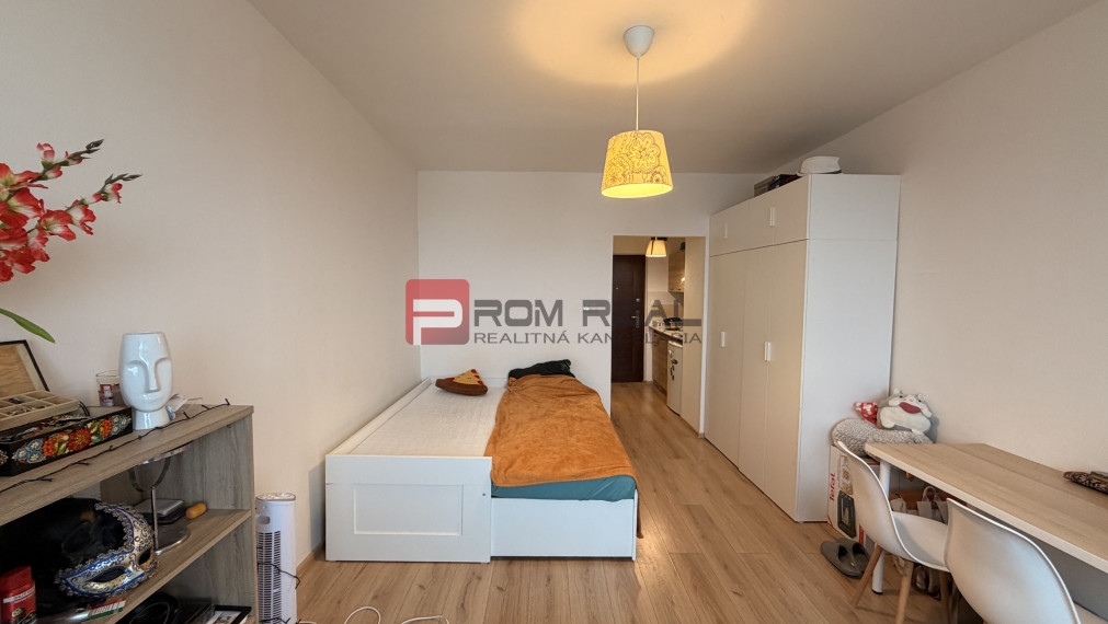 Prenájom kompletne zariadenej garsonky s loggiou – Rybničná, Vajnory