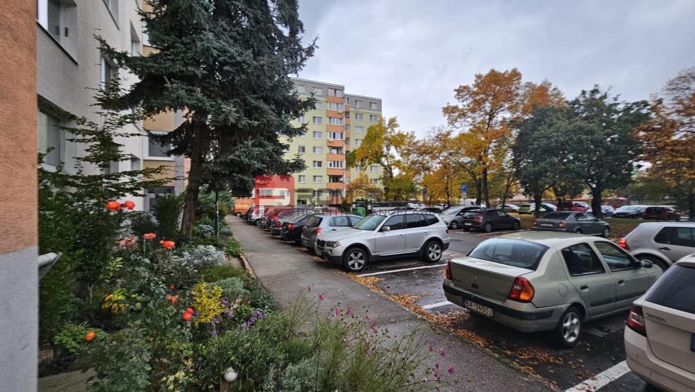 Na prenájom veľký 2 izbový byt Bratislava Rajčianska