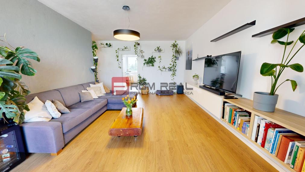 Na PREDAJ priestranný 3 izbový byt vo vyhľadávanej lokalite - Pezinok