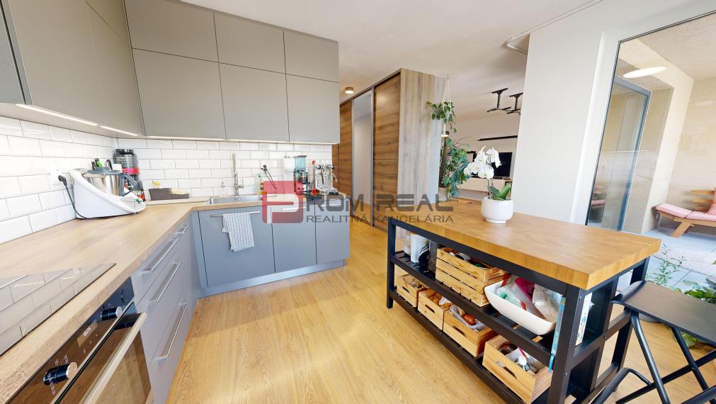 Na PREDAJ priestranný 3 izbový byt vo vyhľadávanej lokalite - Pezinok