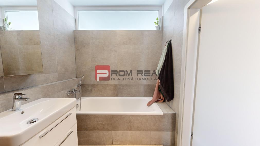 Na PREDAJ priestranný 3 izbový byt vo vyhľadávanej lokalite - Pezinok