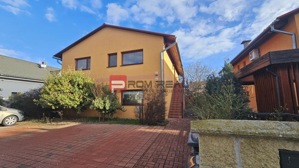 Na prenájom veľký 3 izbový byt s veľkou terasou a 2x parking