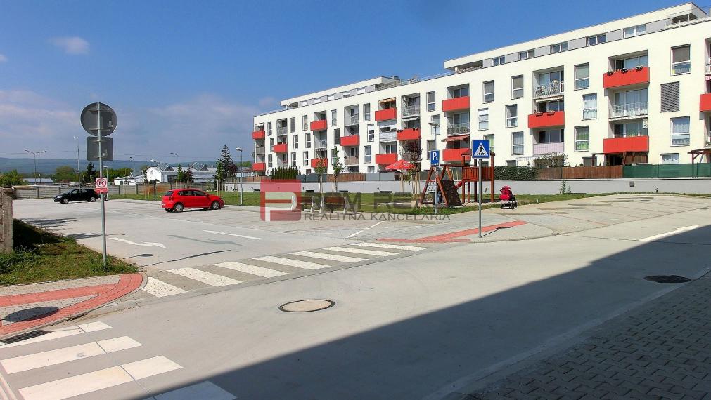 Na PRENÁJOM 2 izbový byt s balkónom a parkovacím miestom priamo pred vchodom, na sídlisku Muškát - Pezinok