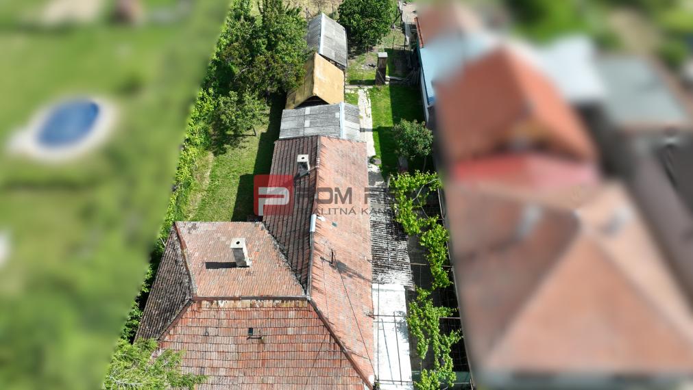 Na PREDAJ veľkorysý pozemok so starším domom v obci Dolné Orešany