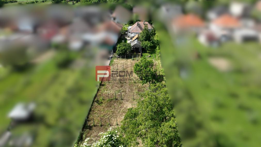 Na PREDAJ veľkorysý pozemok so starším domom v obci Dolné Orešany