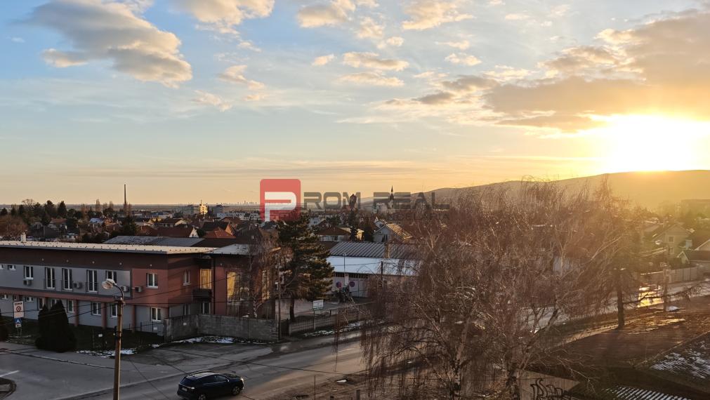 Na PREDAJ veľkometrážny 2 izbový byt s 2 balkónmi - Pezinok