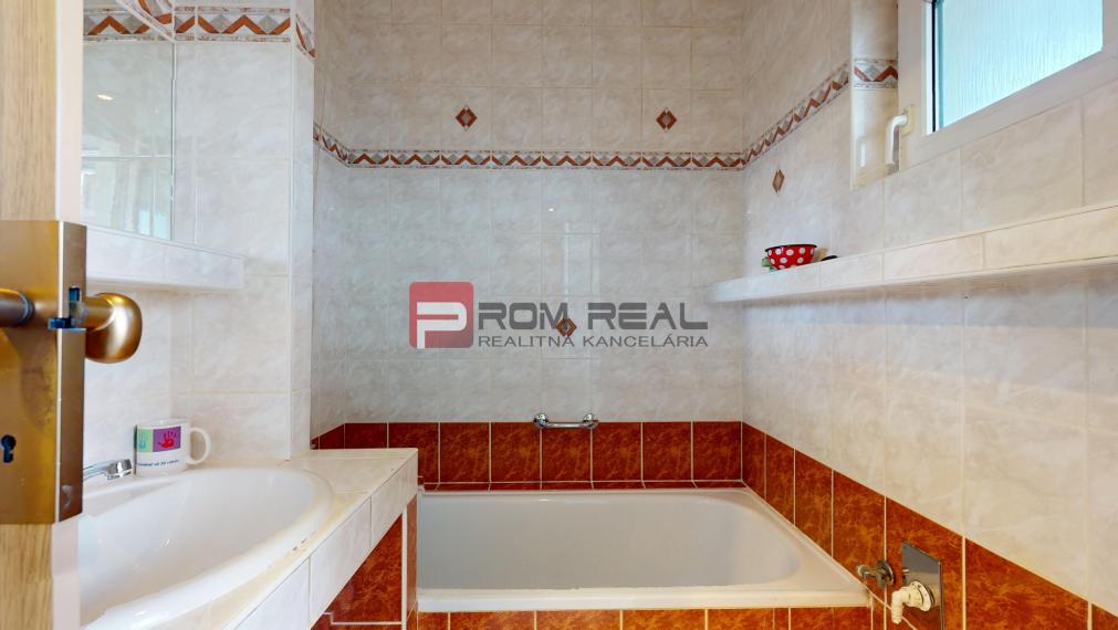 Na prenájom 2 izbový byt s presklenou loggiou Pezinok