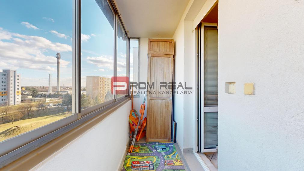 Na prenájom 2 izbový byt s presklenou loggiou Pezinok