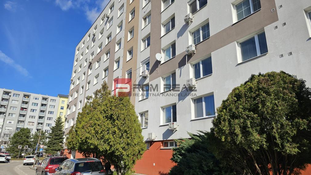 Na prenájom 2 izbový byt s presklenou loggiou Pezinok