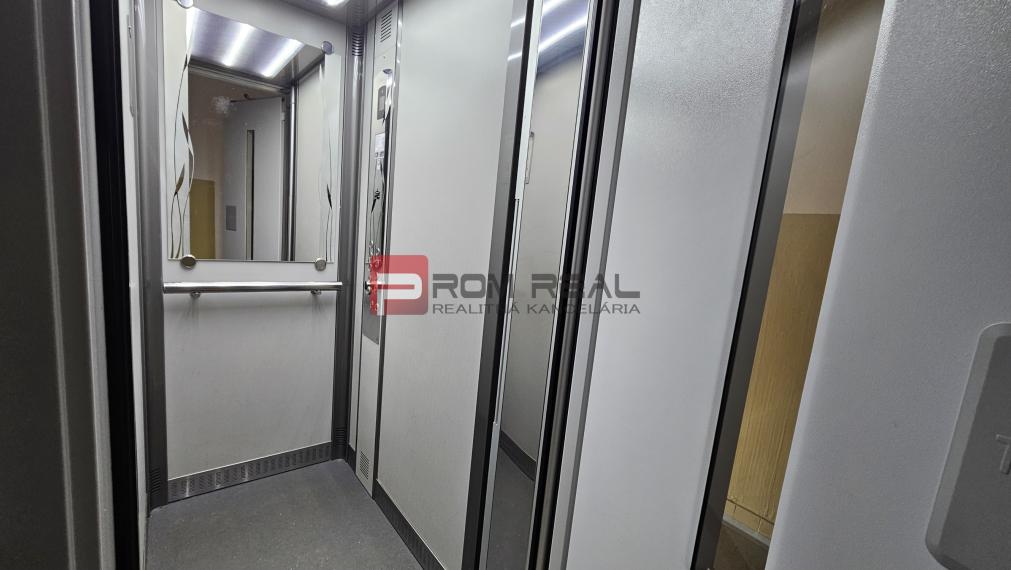 Na prenájom 2 izbový byt s presklenou loggiou Pezinok