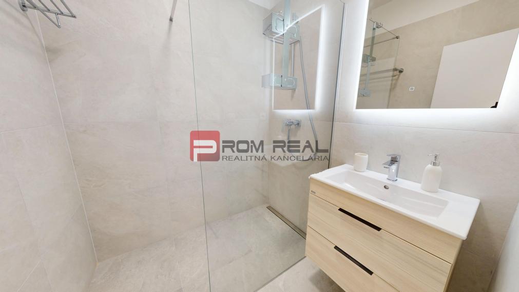 Na prenájom 2 izbový byt s terasou a garážou Floret Rovinka