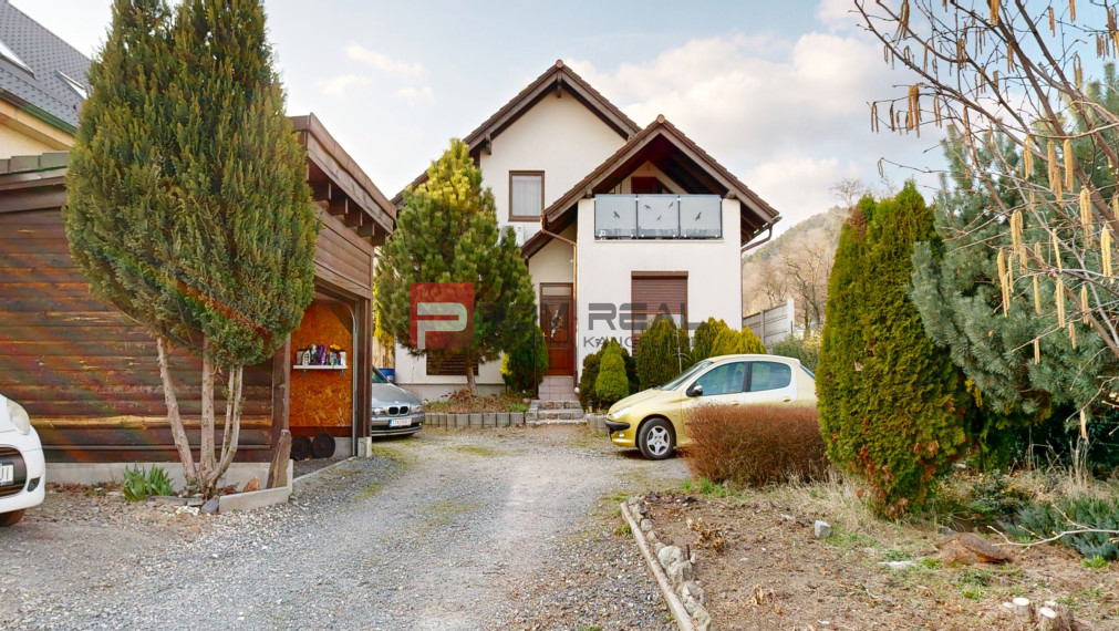 Na PREDAJ dvojpodlažný 6 izbový rodinný dom vo výbornej lokalite - Smolenice