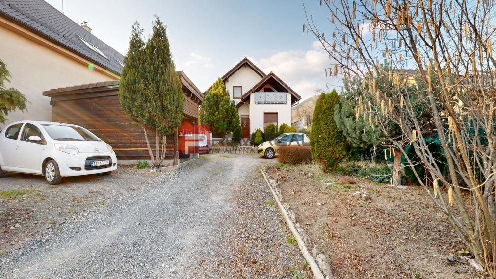 Na PREDAJ dvojpodlažný 6 izbový rodinný dom vo výbornej lokalite - Smolenice