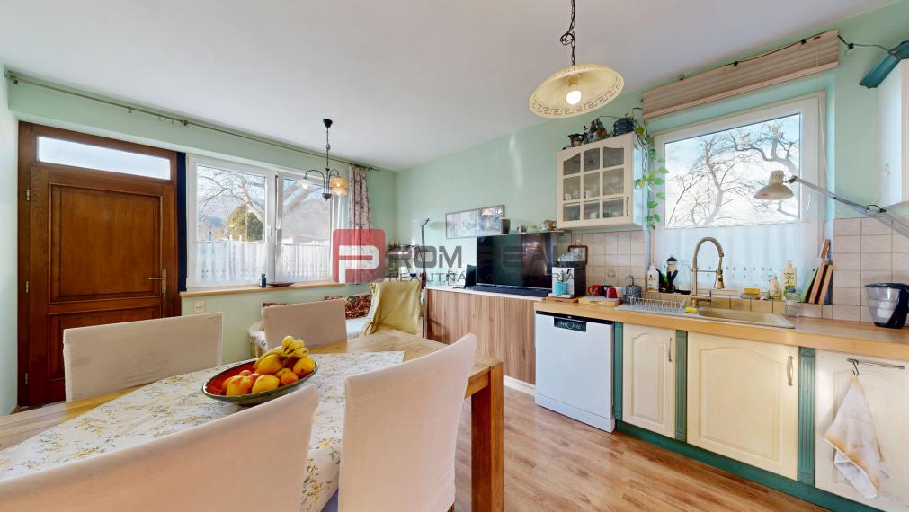 Na PREDAJ dvojpodlažný 6 izbový rodinný dom vo výbornej lokalite - Smolenice