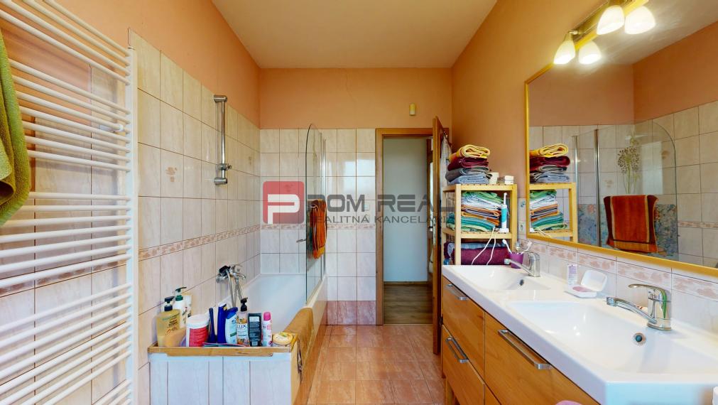 Na PREDAJ dvojpodlažný 6 izbový rodinný dom vo výbornej lokalite - Smolenice