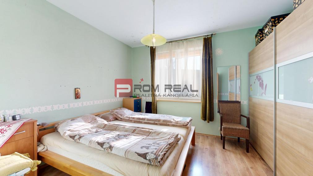 Na PREDAJ dvojpodlažný 6 izbový rodinný dom vo výbornej lokalite - Smolenice