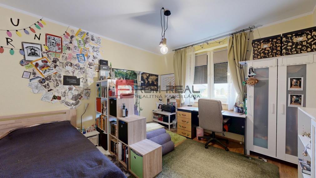 Na PREDAJ dvojpodlažný 6 izbový rodinný dom vo výbornej lokalite - Smolenice