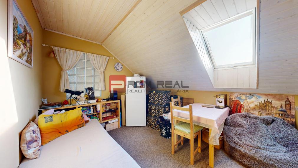 Na PREDAJ dvojpodlažný 6 izbový rodinný dom vo výbornej lokalite - Smolenice