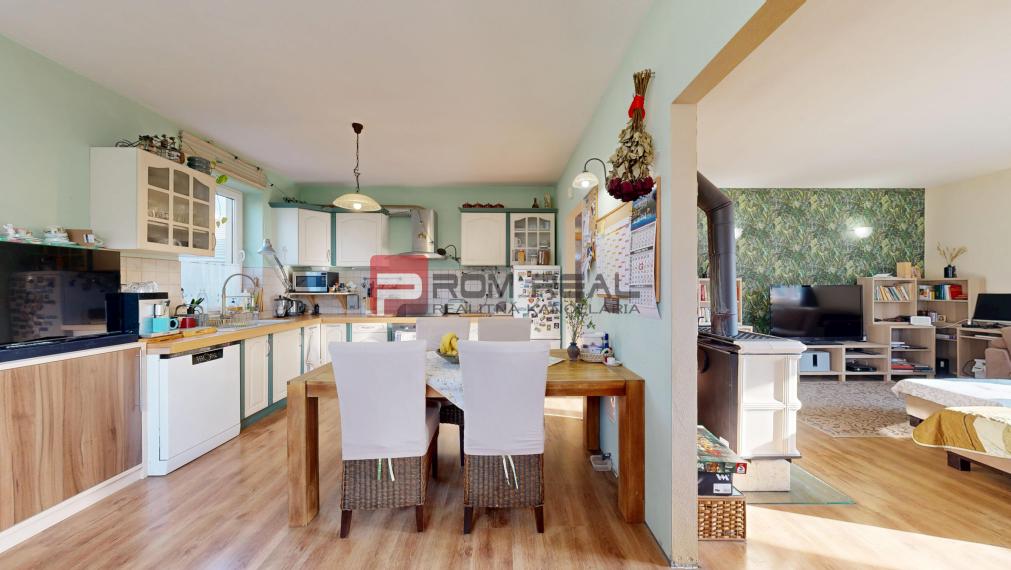 Na PREDAJ dvojpodlažný 6 izbový rodinný dom vo výbornej lokalite - Smolenice