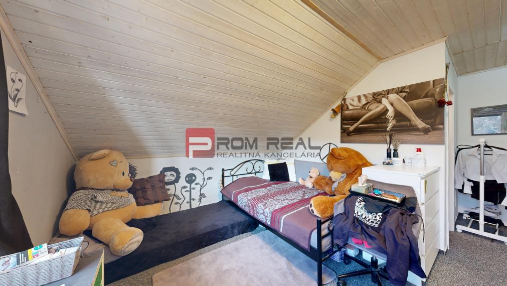 Na PREDAJ dvojpodlažný 6 izbový rodinný dom vo výbornej lokalite - Smolenice