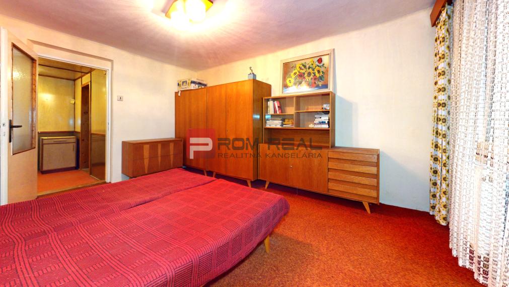 Rodinný dom so záhradou – zariadený a zachovalý, Piešťany