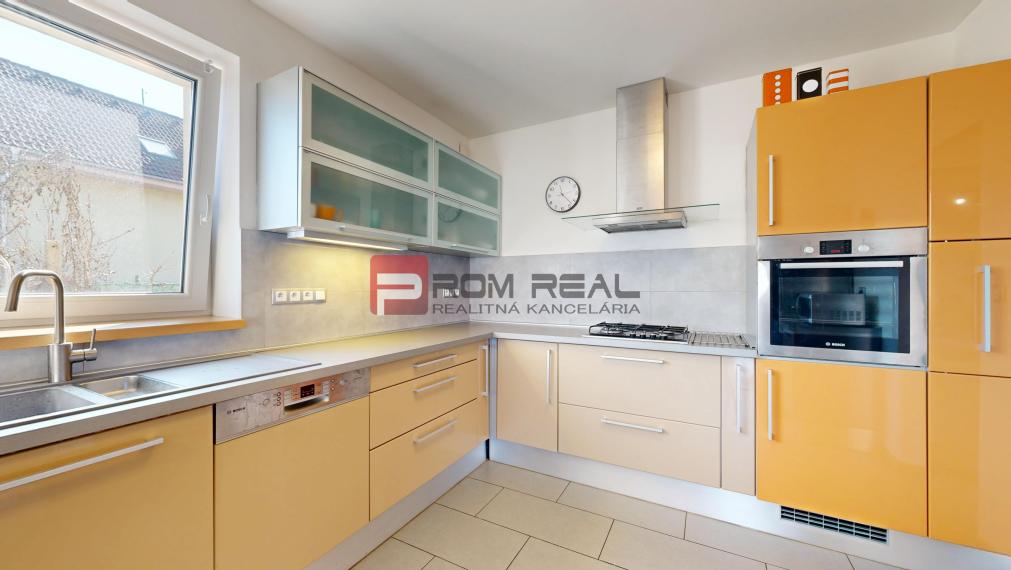 Na PREDAJ dvojpodlažný 5 izbový rodinný dom v obci Šenkvice