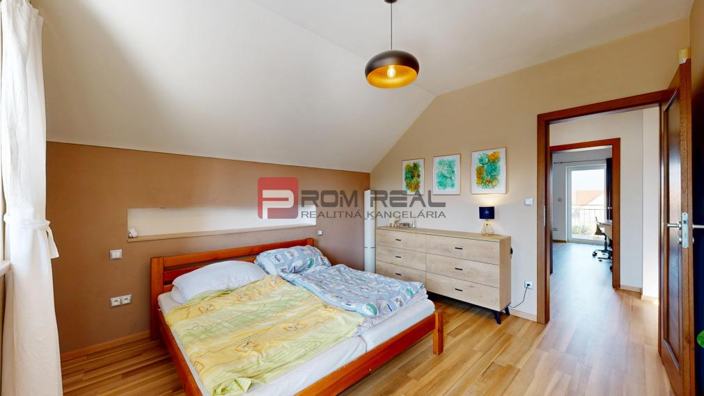 Na PREDAJ dvojpodlažný 5 izbový rodinný dom v obci Šenkvice