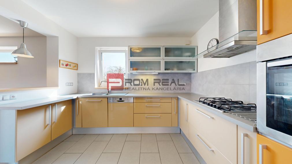 Na PREDAJ dvojpodlažný 5 izbový rodinný dom v obci Šenkvice