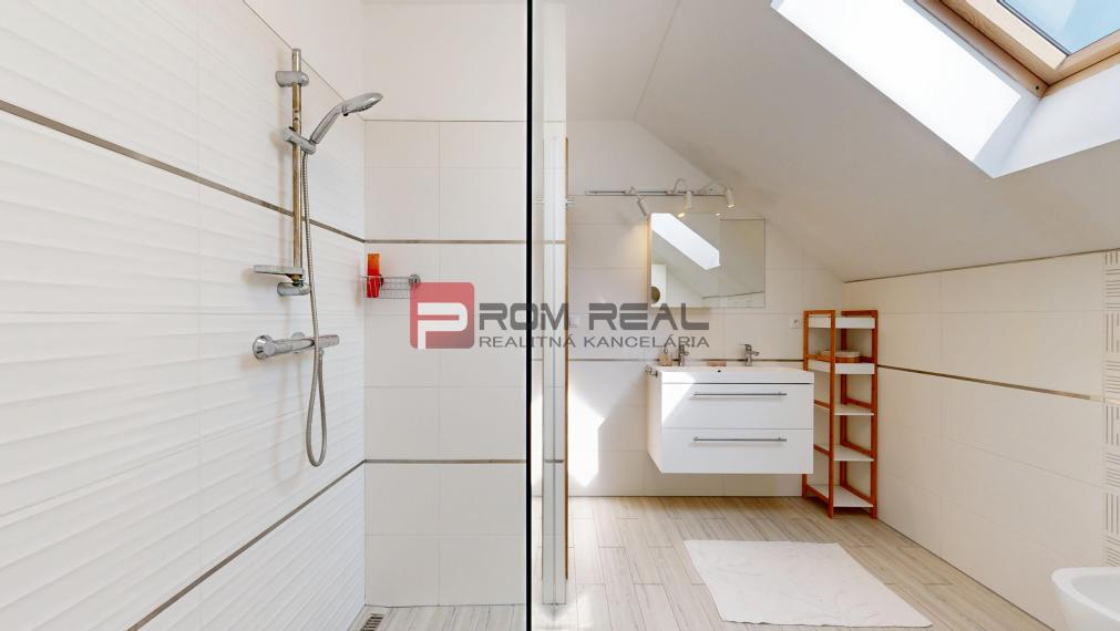 Na PREDAJ dvojpodlažný 5 izbový rodinný dom v obci Šenkvice