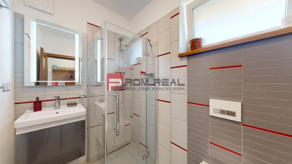 Na PREDAJ dvojpodlažný 5 izbový rodinný dom v obci Šenkvice