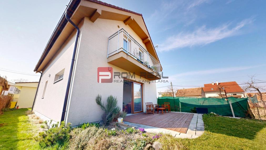 Na PREDAJ dvojpodlažný 5 izbový rodinný dom v obci Šenkvice
