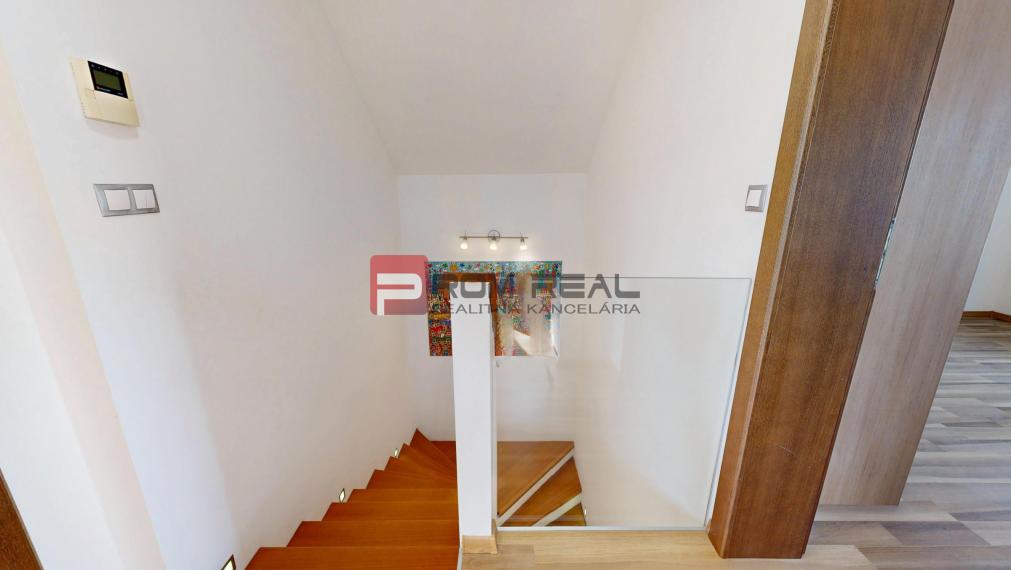 Na PREDAJ dvojpodlažný 5 izbový rodinný dom v obci Šenkvice