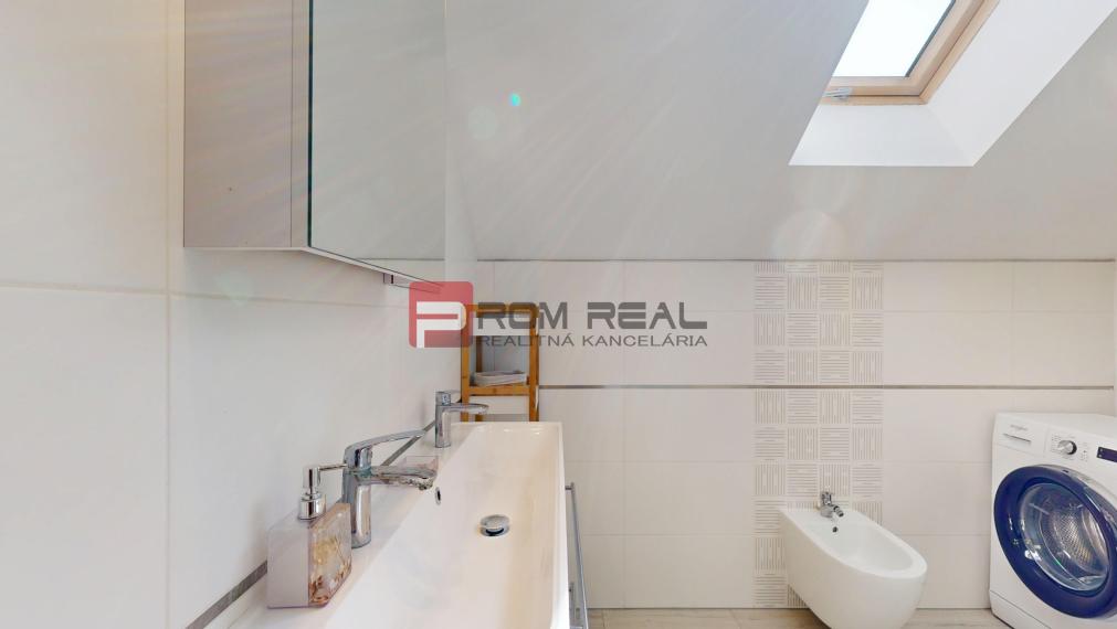 Na PREDAJ dvojpodlažný 5 izbový rodinný dom v obci Šenkvice