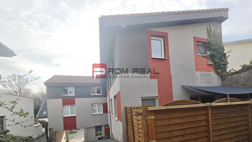 Na PRENÁJOM 2 izbový byt s terasou neďaleko centra mesta Pezinok