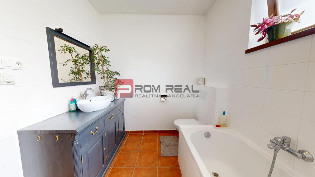 PREDAJ - Pekný 4i rodinný dom v Hrubom Šúre