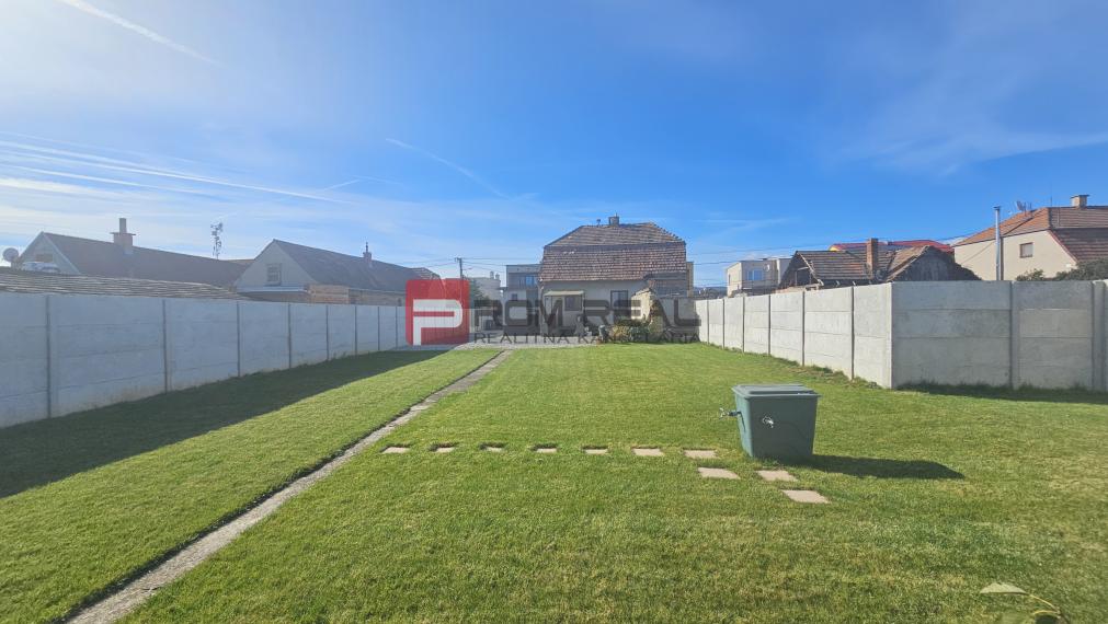 Pekný pozemok 830 m2 v Slovenskom Grobe so starším domom