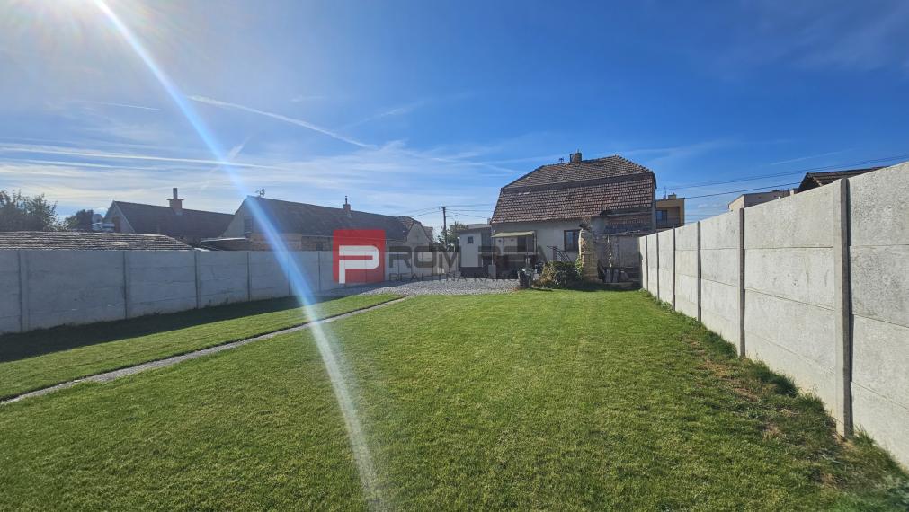 Pekný pozemok 830 m2 v Slovenskom Grobe so starším domom