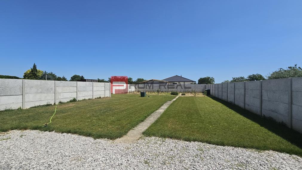Pekný pozemok 830 m2 v Slovenskom Grobe so starším domom