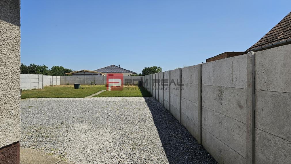 Pekný pozemok 830 m2 v Slovenskom Grobe so starším domom