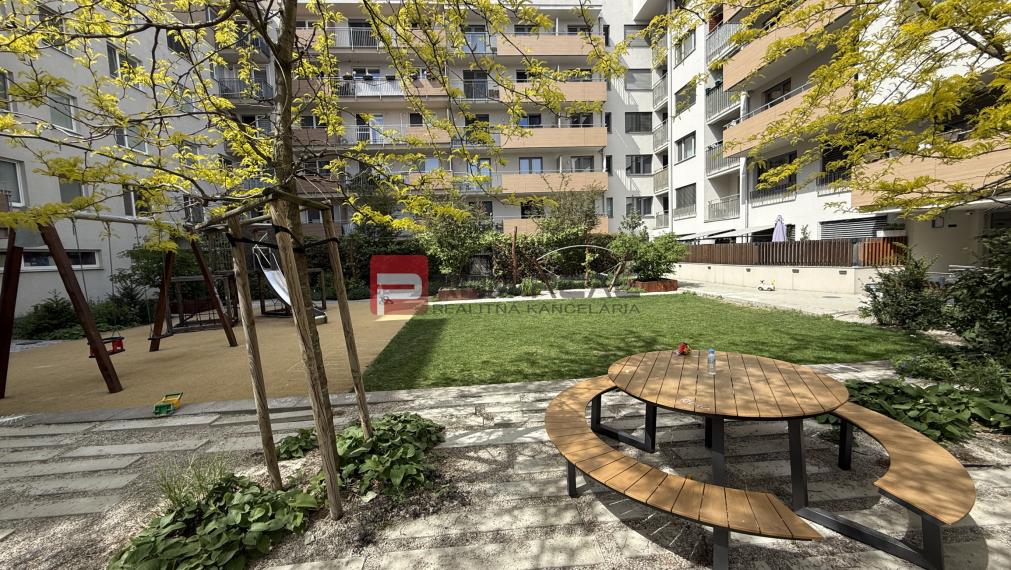 PRENÁJOM 2,5 izbový byt + parking Galvaniho BA Ružinov