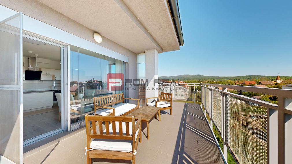 EXKLUZÍVNE: 3-izbový byt s 20 m2 terasou a 2x parkovaním