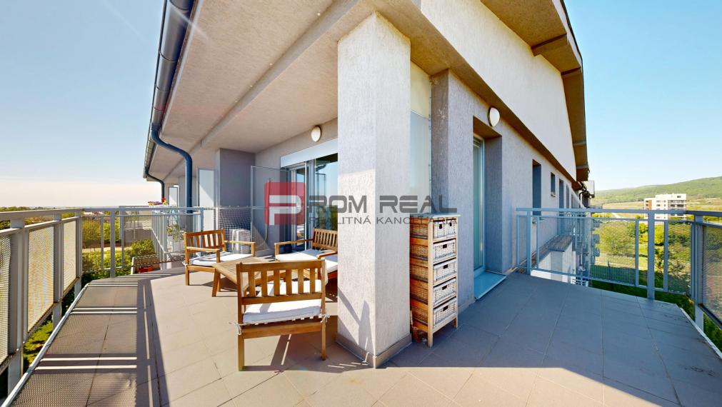 EXKLUZÍVNE: 3-izbový byt s 20 m2 terasou a 2x parkovaním