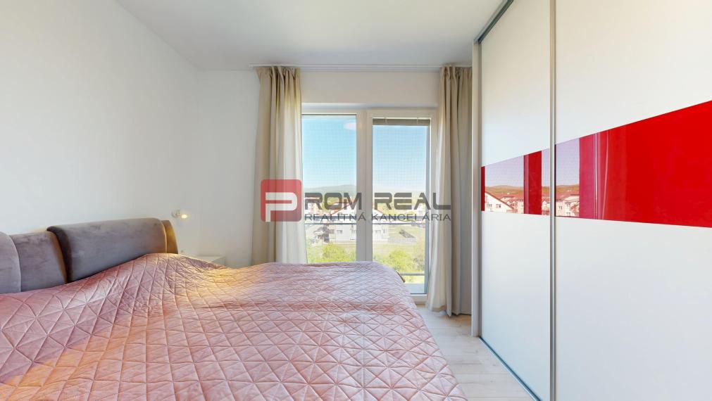 EXKLUZÍVNE: 3-izbový byt s 20 m2 terasou a 2x parkovaním