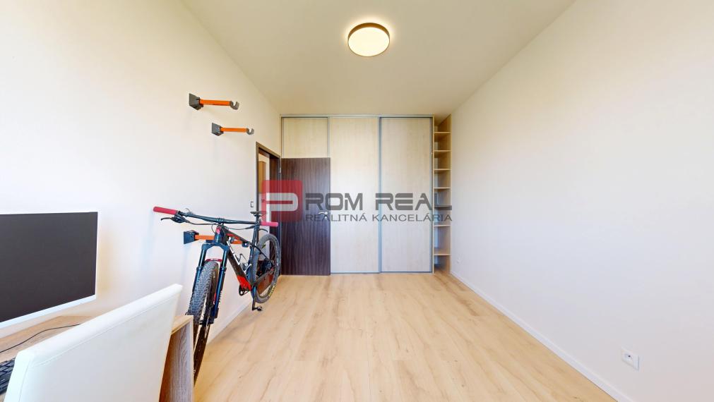 EXKLUZÍVNE: 3-izbový byt s 20 m2 terasou a 2x parkovaním