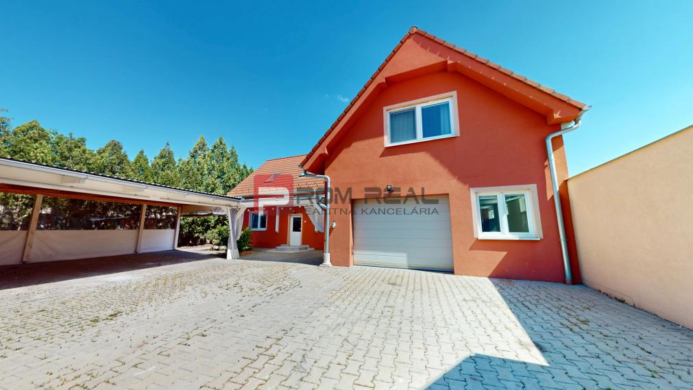 Ponúkame na predaj priestranný rodinný dom v pokojnej časti Šamorín
