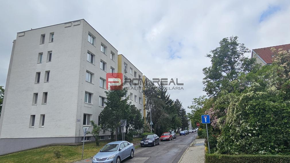 Na prenájom 3 izbový byt s veľkou loggiou Bratislava Rača